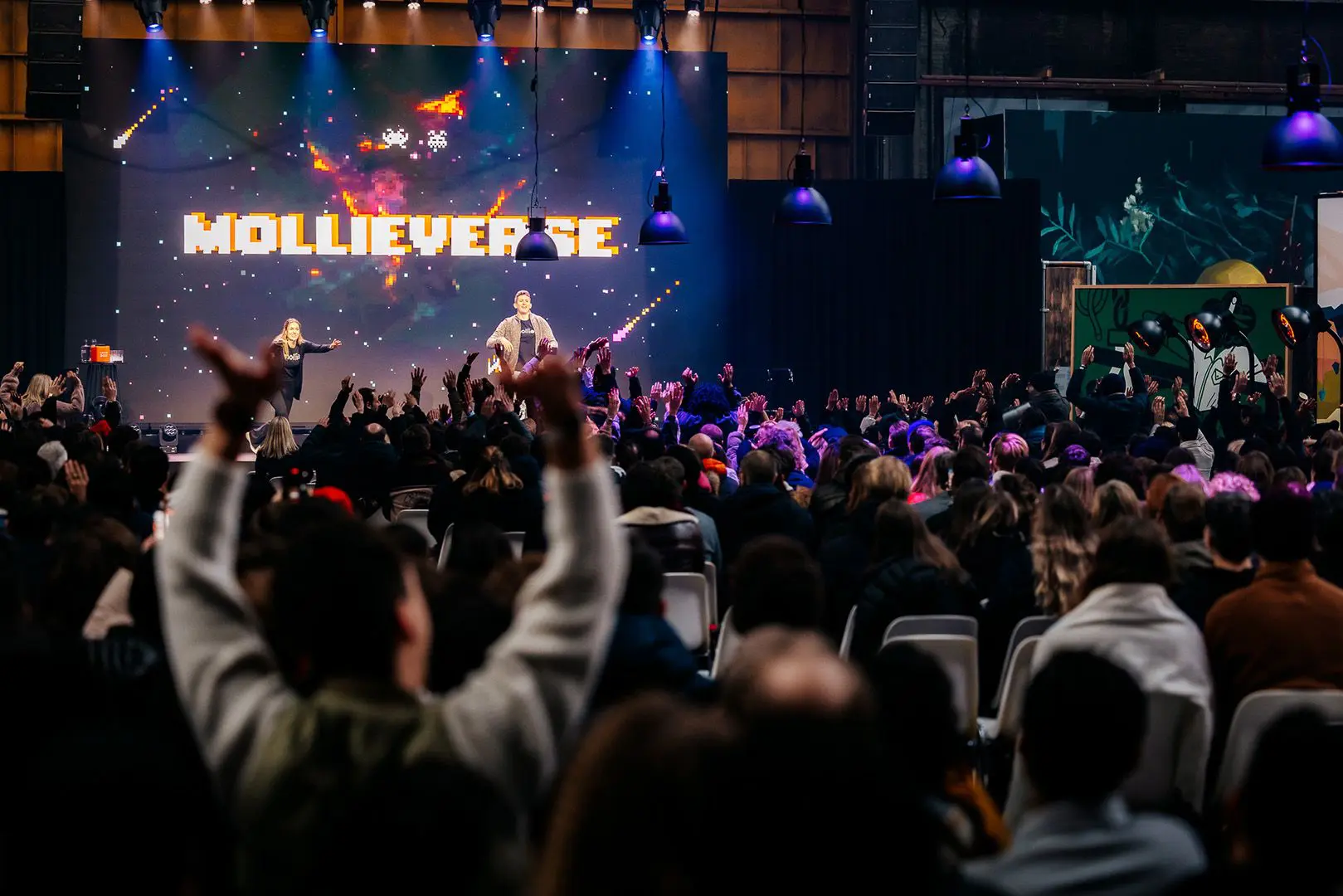 Equipos motivados Inspira a tus empleados con experiencias que fomentan la colaboración y el sentimiento de pertenencia.