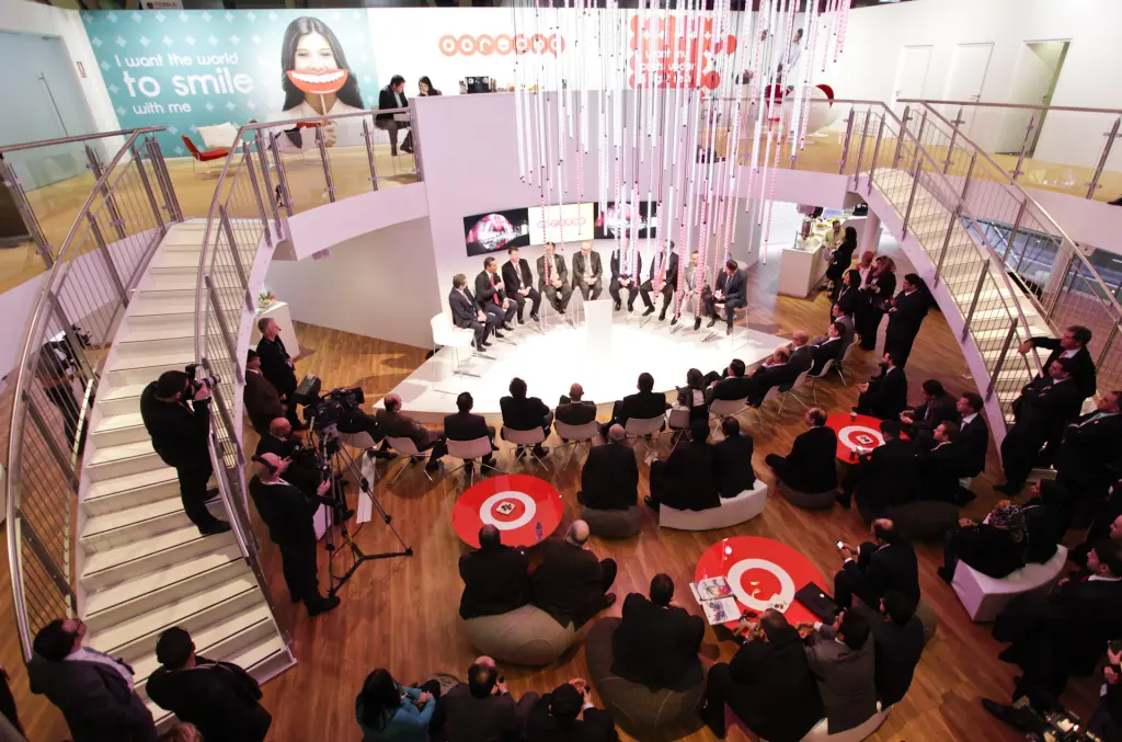 úblico asistente a presentación en evento corporativo.