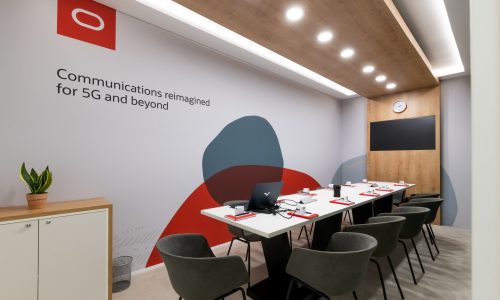 Sala de reuniones de una marca durante feria internacional de negocios