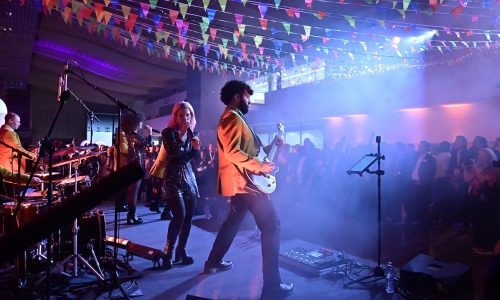 Banda de música en escenario para evento corporativo